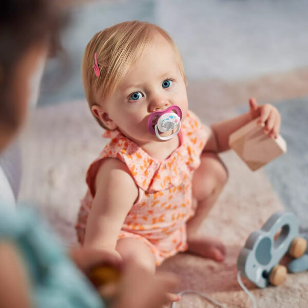 AVENT SUCETTE ORTHO 6-18M GIRL ELEP/PENG – Image 4